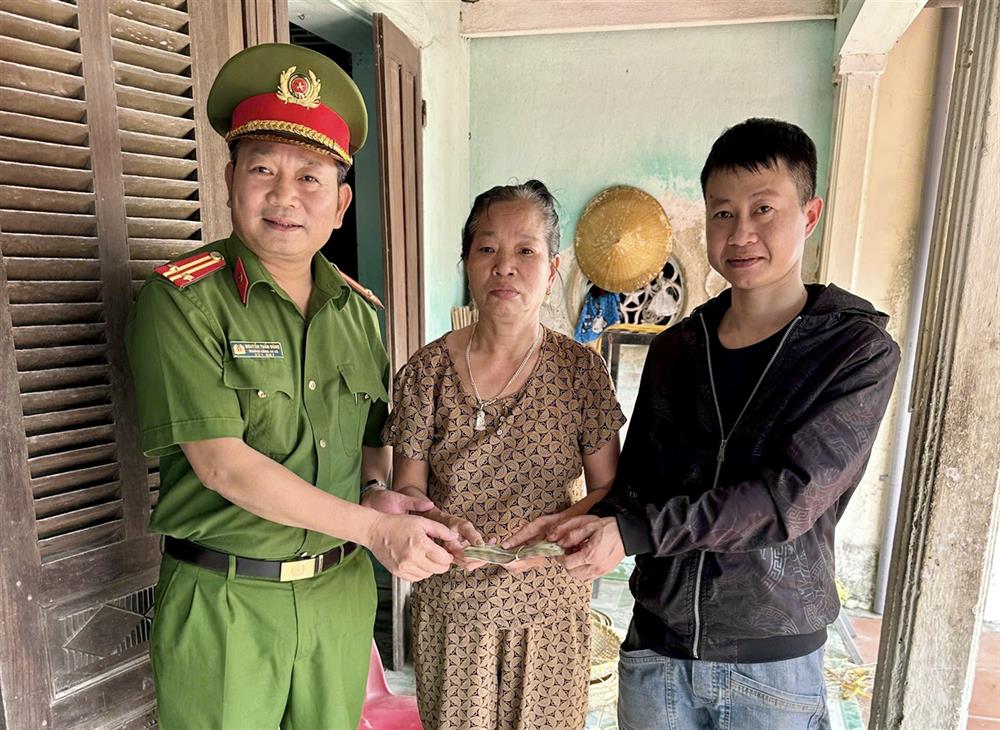 Công an xã Hoằng Thịnh và chị Lê Thị Dân trao lại số tiền 15,2 triệu đồng cho anh Lê Văn Thế.