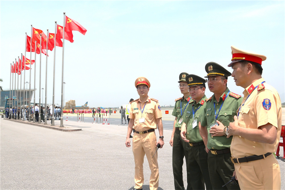 Đại tá Nguyễn Thành Long, kiểm tra công tác bảo đảm an ninh trật tự tại Sân bay Nội Bài trước khi đoàn Tổng Bí thư, Chủ tịch nước Trung Quốc Tập Cận Bình hạ cánh.