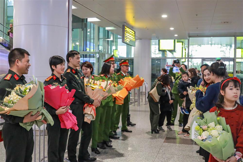 Trời Hà Nội hôm nay trở rét nhưng tại sảnh A2 của sân bay Nội Bài tràn ngập cờ hoa rực rỡ, không khí trang trọng, ấm áp đầy ắp cảm xúc qua những ánh nhìn ngóng chờ, háo hức. Các đồng chí lãnh đạo, cán bộ, chiến sĩ Văn phòng thường trực Bộ Công an về gìn giữ hòa bình LHQ cùng người thân, đồng nghiệp nơi các sĩ quan đang công tác đã có mặt từ sớm để chung niềm vui hội ngộ.