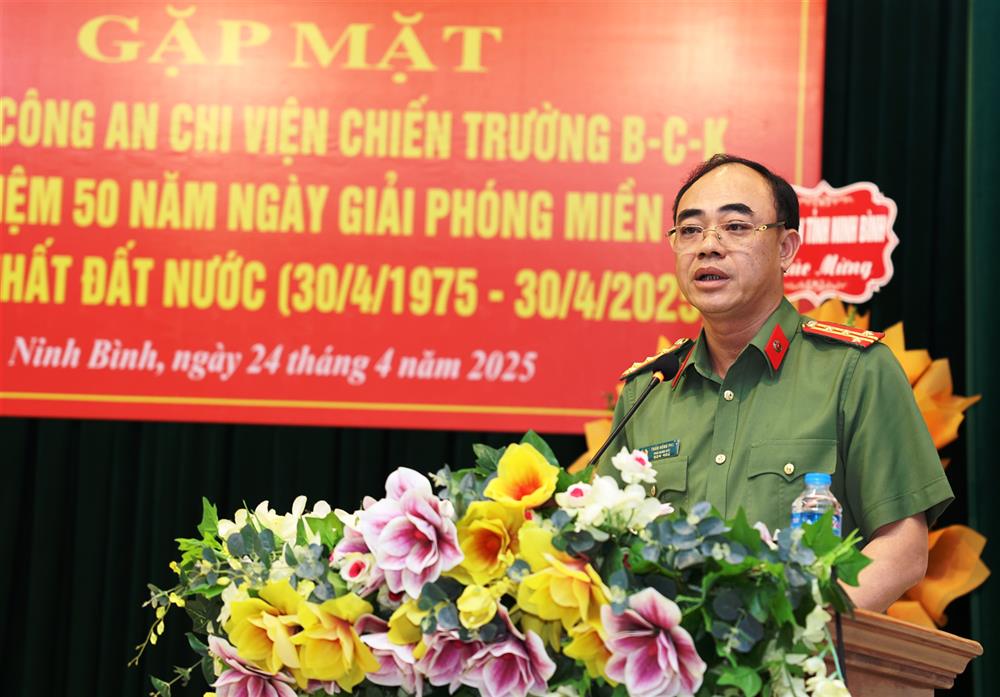 Đại tá Trần Hồng Phú, Phó Giám đốc Công an tỉnh phát biểu tại buổi gặp mặt.