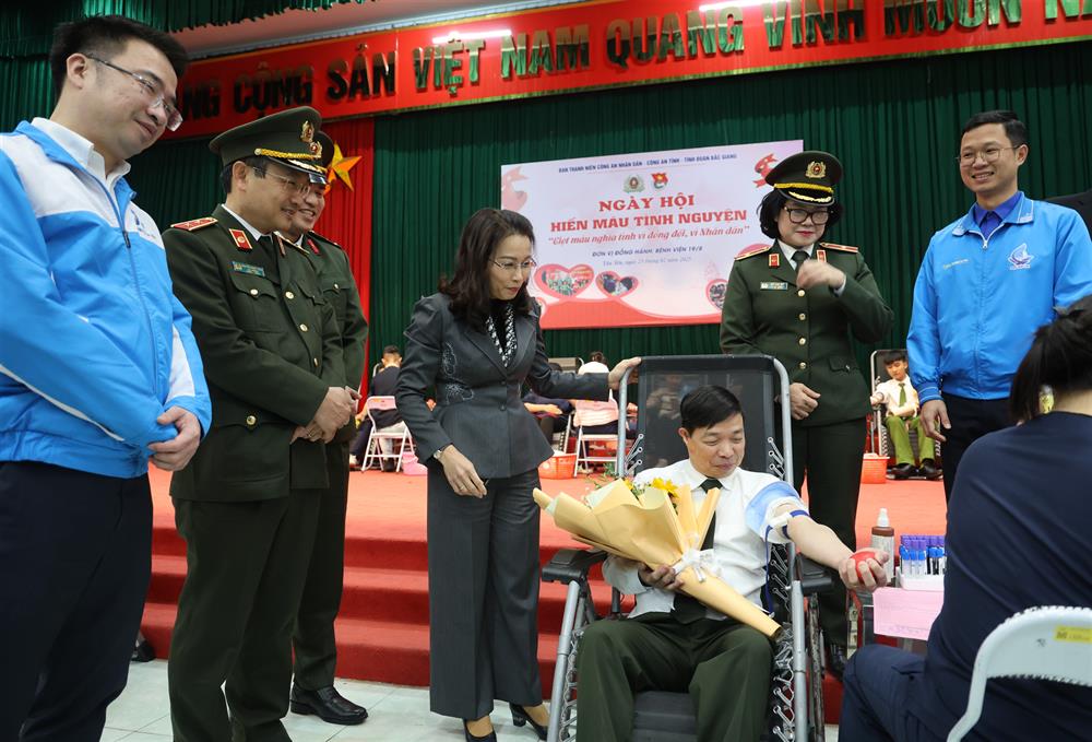 Đại tá Nguyễn Quang Vinh – Giám đốc Công an tỉnh Bắc Giang tham gia hiến máu tình nguyện tại chương trình.