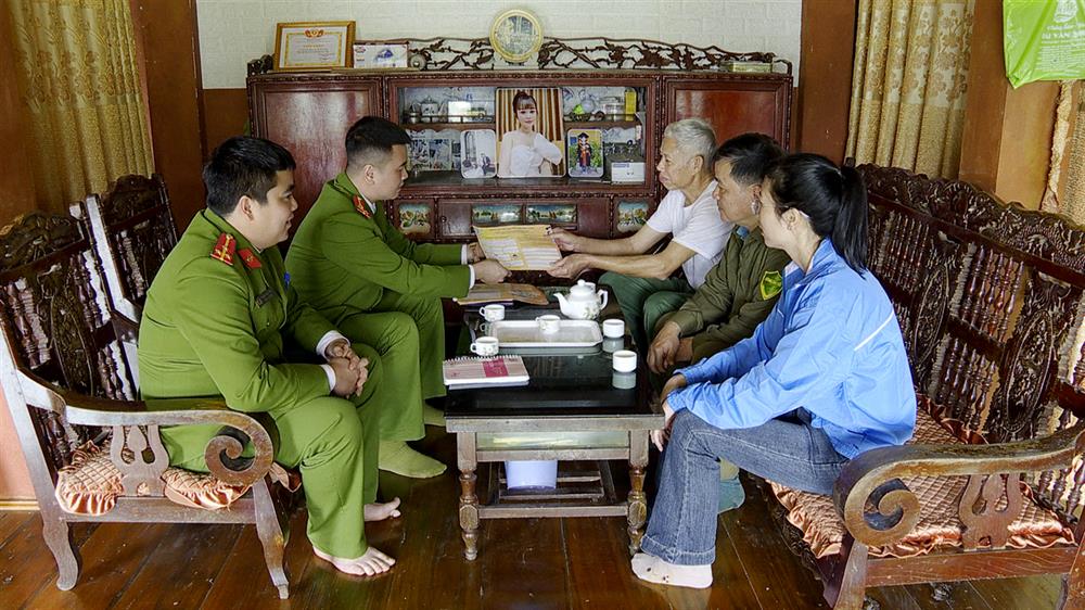 Thượng úy Đặng Đình Đăng và các đồng chí Công an xã Việt Hồng thường xuyên xuống cơ sở phát tờ rơi, tuyên truyền pháp luật cho nhân dân.