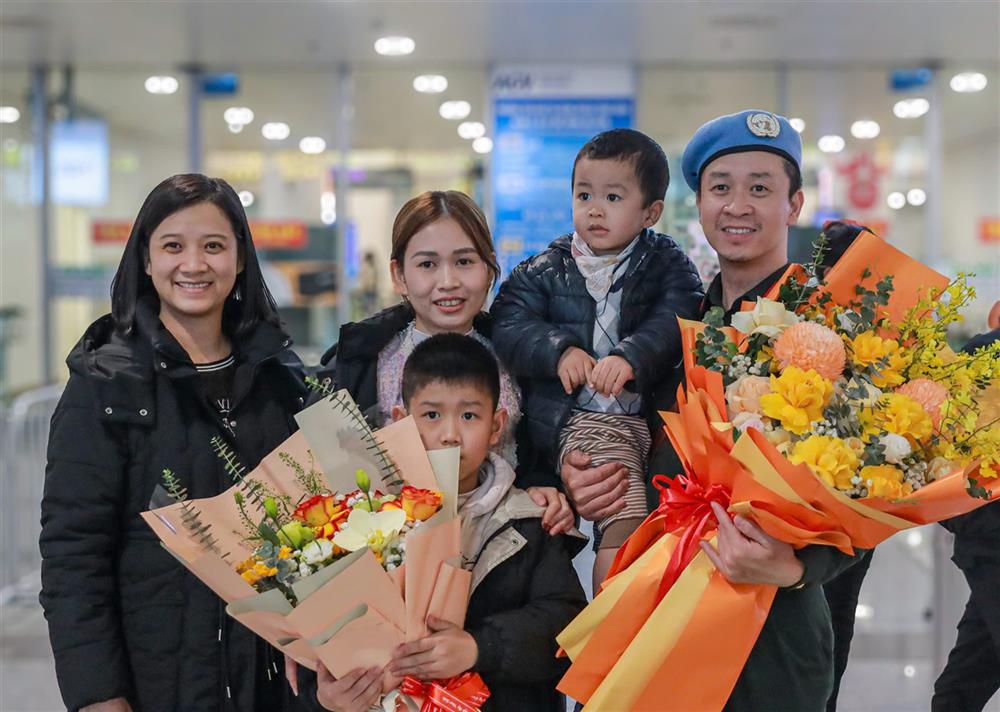 Thiếu tá Đinh Mạnh Cường cùng vợ, hai con nhỏ và đồng đội. Thiếu tá Cường cho biết: “Trong thời gian tổ công tác số 2 làm nhiệm vụ tại phái bộ UNMISS, tổ công tác chúng tôi đã nhận được sự quan tâm sát sao của lãnh đạo Bộ Công an, Đảng ủy Công an Trung ương, lãnh đạo Văn phòng thường trực Bộ Công an về gìn giữ hòa bình LHQ và cơ quan nơi công tác. Đối với tôi, những tháng ngày làm chỉ huy trưởng Văn phòng Cảnh sát Gìn giữ hòa bình LHQ tại bang Đông Xích Đạo, Nam Sudan thật sự là trải nghiệm đáng nhớ. Văn phòng cảnh sát đã hoàn thành vượt mức các chỉ tiêu. Trong thời gian tôi lãnh đạo và điều hành văn phòng, các đồng nghiệp quốc tế của tôi đã hoàn thành tốt nhiệm vụ và đảm bảo an toàn cá nhân”.