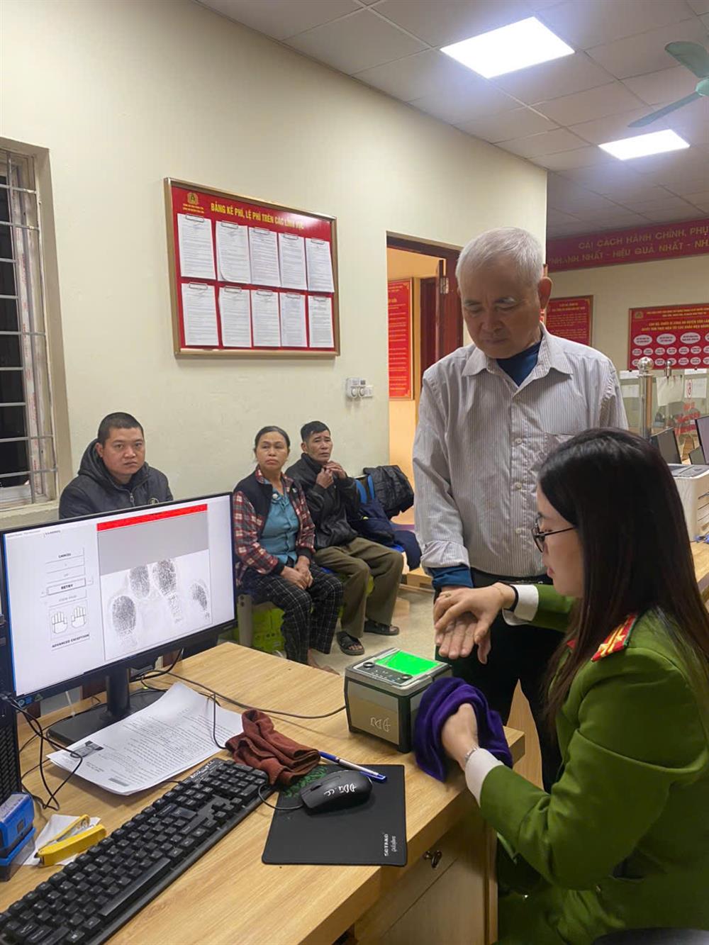 Công an 10 xã trên địa bàn toàn tỉnh được giao nhiệm vụ tích cực tiếp nhận, giải quyết hồ sơ cấp Căn cước, tài khoản định danh điện tử cho công dân.