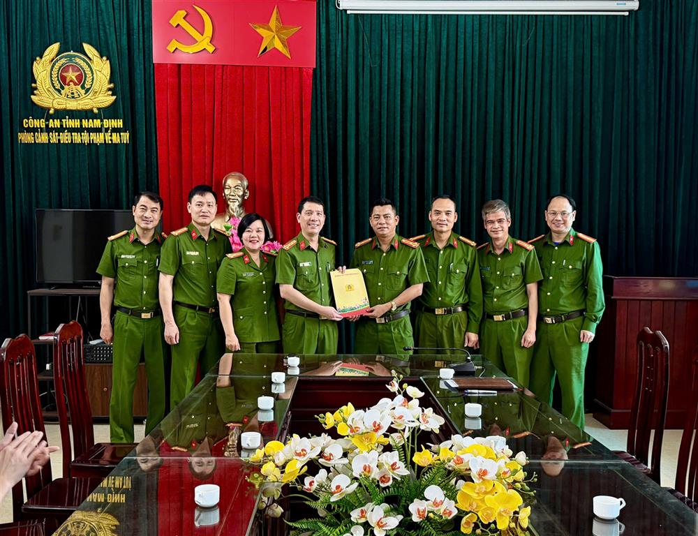 Đại tá Phan Văn Lý, Phó Giám đốc Công an tỉnh Nam Định chúc mừng chiến công của Phòng Cảnh sát Điều tra tội phạm về ma túy.