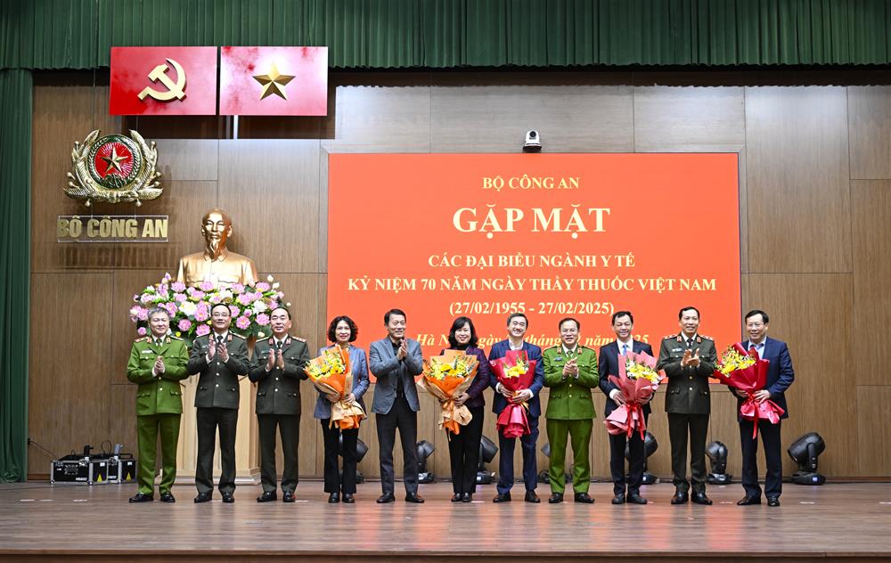 Bộ trưởng Lương Tam Quang cùng các đồng chí Thứ trưởng Bộ Công an tặng hoa chúc mừng Bộ trưởng Bộ Y tế Đào Hồng Lan cùng các đồng chí lãnh đạo của Bộ Y tế.