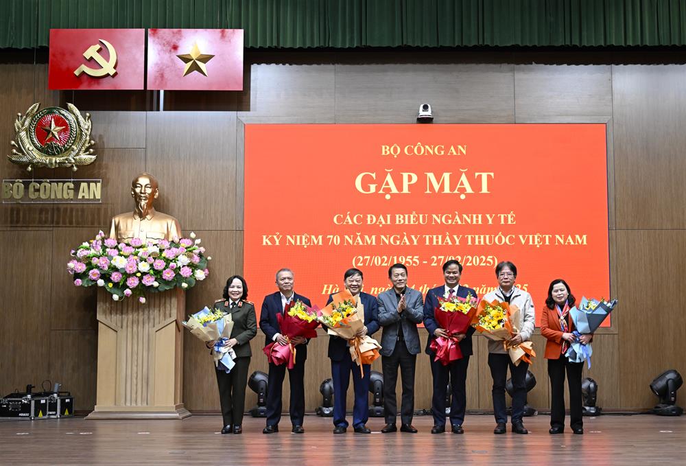 Bộ trưởng Lương Tam Quang tặng hoa chúc mừng các đại biểu ngành Y tế.