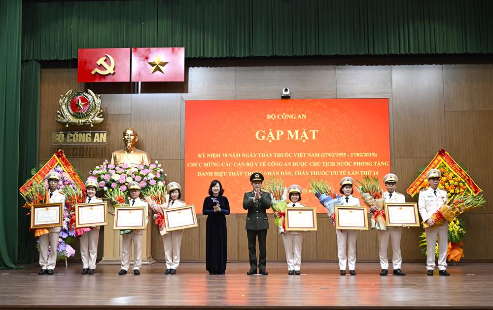 thừa uỷ quyền, Bộ trưởng Lương Tam Quang và Bộ trưởng Đào Hồng Lan trao Quyết định của Chủ tịch nước phong tặng danh hiệu Thầy thuốc Ưu tú và tặng hoa chúc mừng các đồng chí thuộc cơ sở y tế CAND; tặng hoa chúc mừng Thiếu tướng Phạm Bá Tuyến, Giám đốc Bệnh viện Y học cổ truyền vinh dự được Chủ tịch nước phong tặng danh hiệu Thầy thuốc Nhân dân.