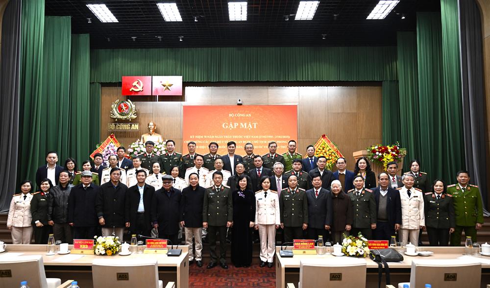 Bộ trưởng Lương Tam Quang; Bộ trưởng Đào Hồng Lan cùng các đại biểu dự buổi gặp mặt.