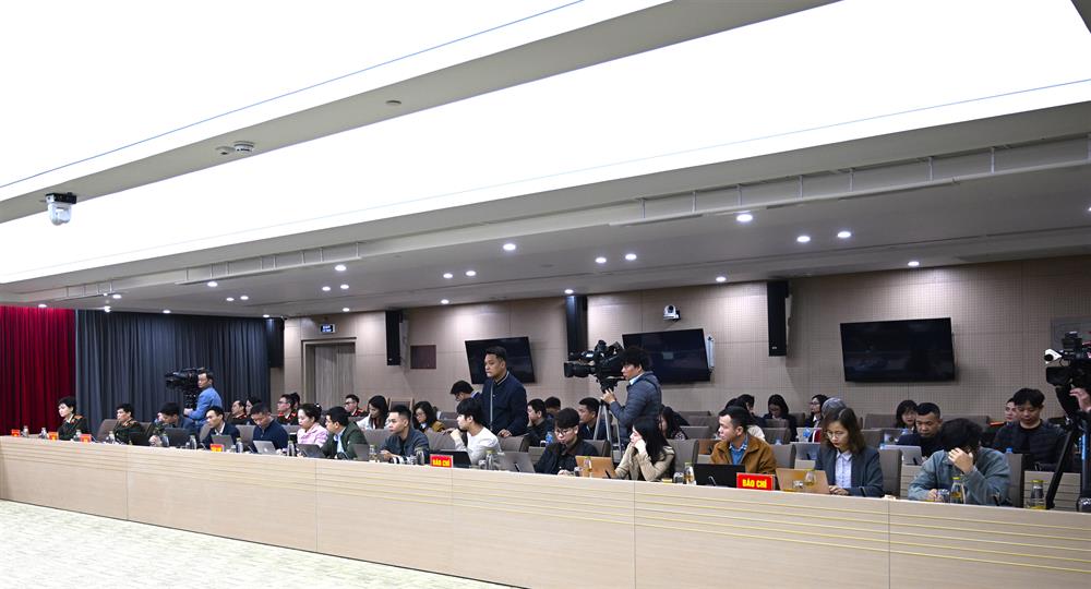 Đông đảo phóng viên báo chí tham gia họp báo.