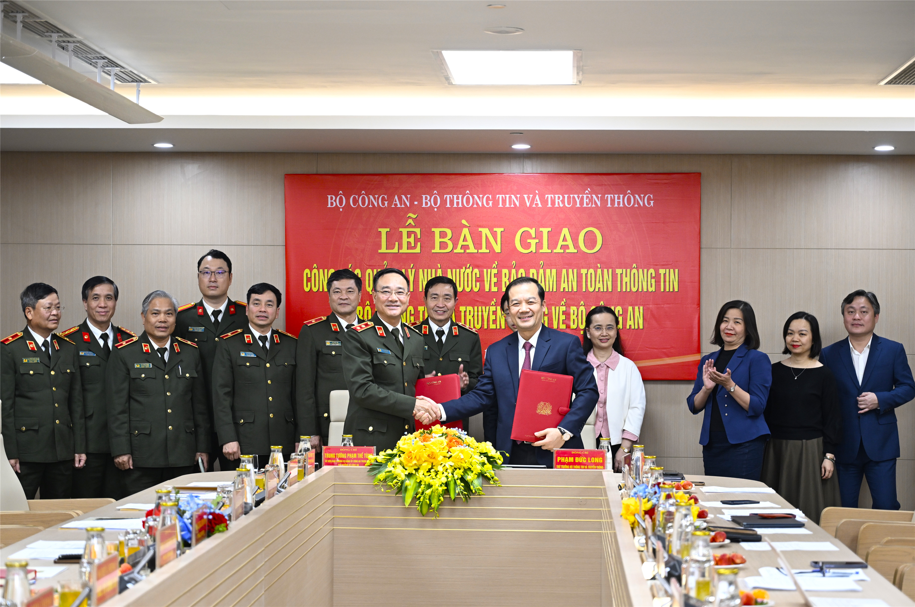 Thứ trưởng Phạm Thế Tùng và Thứ trưởng Phạm Đức Long đã ký kết Biên bản bàn giao chức năng an toàn thông tin giữa Bộ Công an và Bộ Thông tin và Truyền thông.