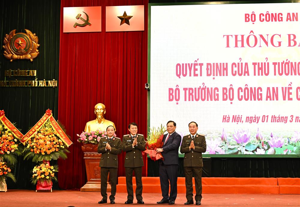 Bộ trưởng Lương Tam Quang cùng các đồng chí lãnh đạo Bộ Công an tặng hoa chúc mừng tân Thứ trưởng Bộ Dân tộc và Tôn giáo.