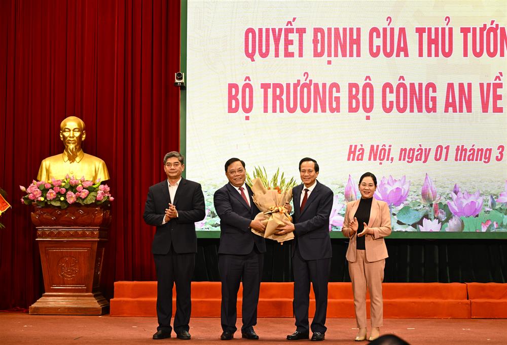 Bộ trưởng Đào Ngọc Dung cùng các đồng chí Bộ Dân tộc và Tôn giáo