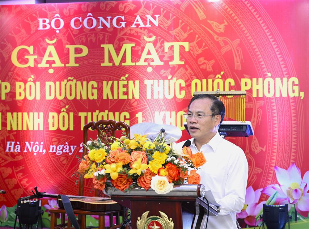 Thứ trưởng Nguyễn Văn Long phát biểu tại buổi gặp mặt.