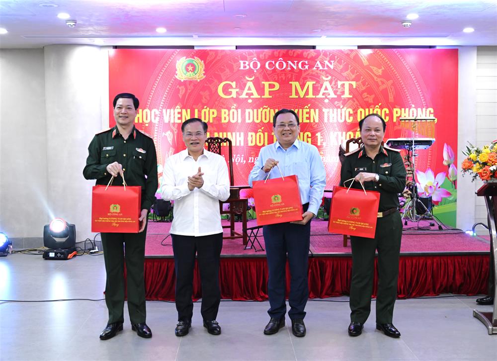 Thứ trưởng Nguyễn Văn Long tặng quà kỷ niệm đại diện đại biểu Học viện Quốc phòng và thành viên Lớp bồi dưỡng kiến thức Quốc phòng, An ninh đối tượng 1, Khóa 99.