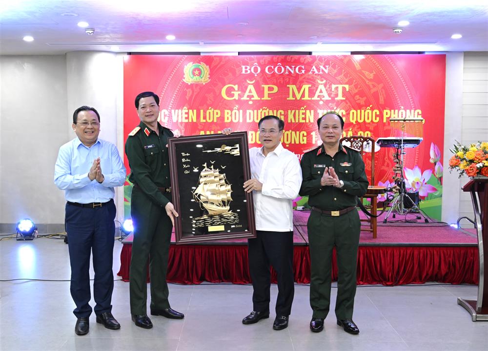 Đại diện Học viện Quốc phòng và đại diện Lớp bồi dưỡng tặng quà kỷ niệm Bộ Công an.