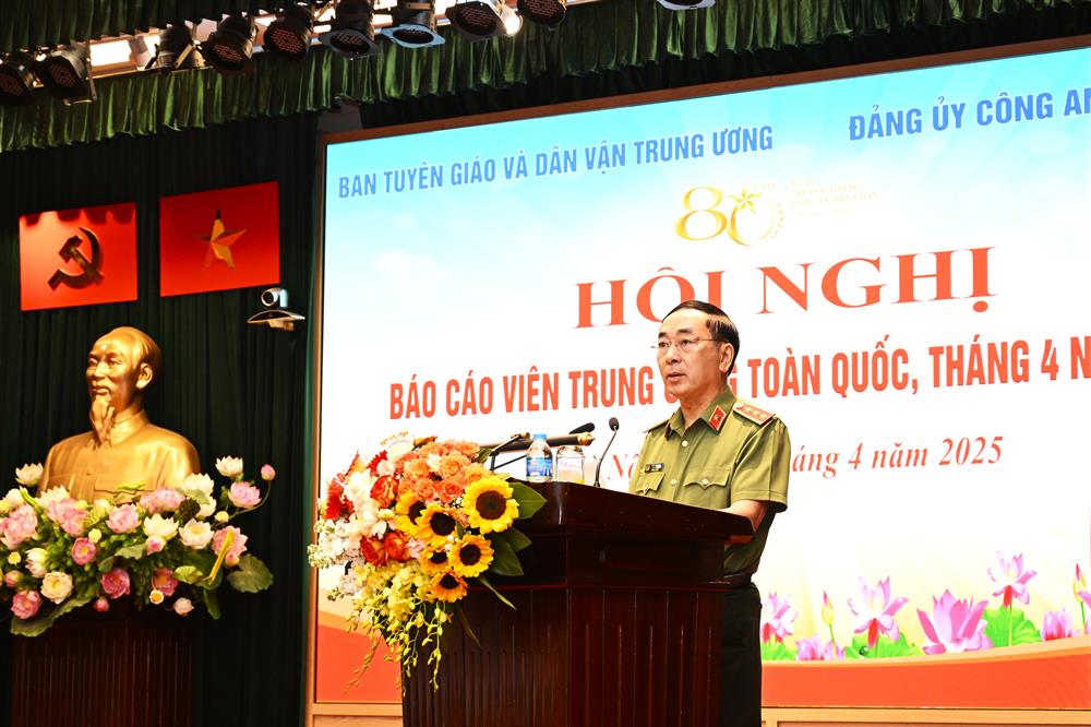 Thứ trưởng Trần Quốc Tỏ phát biểu tại Hội nghị.