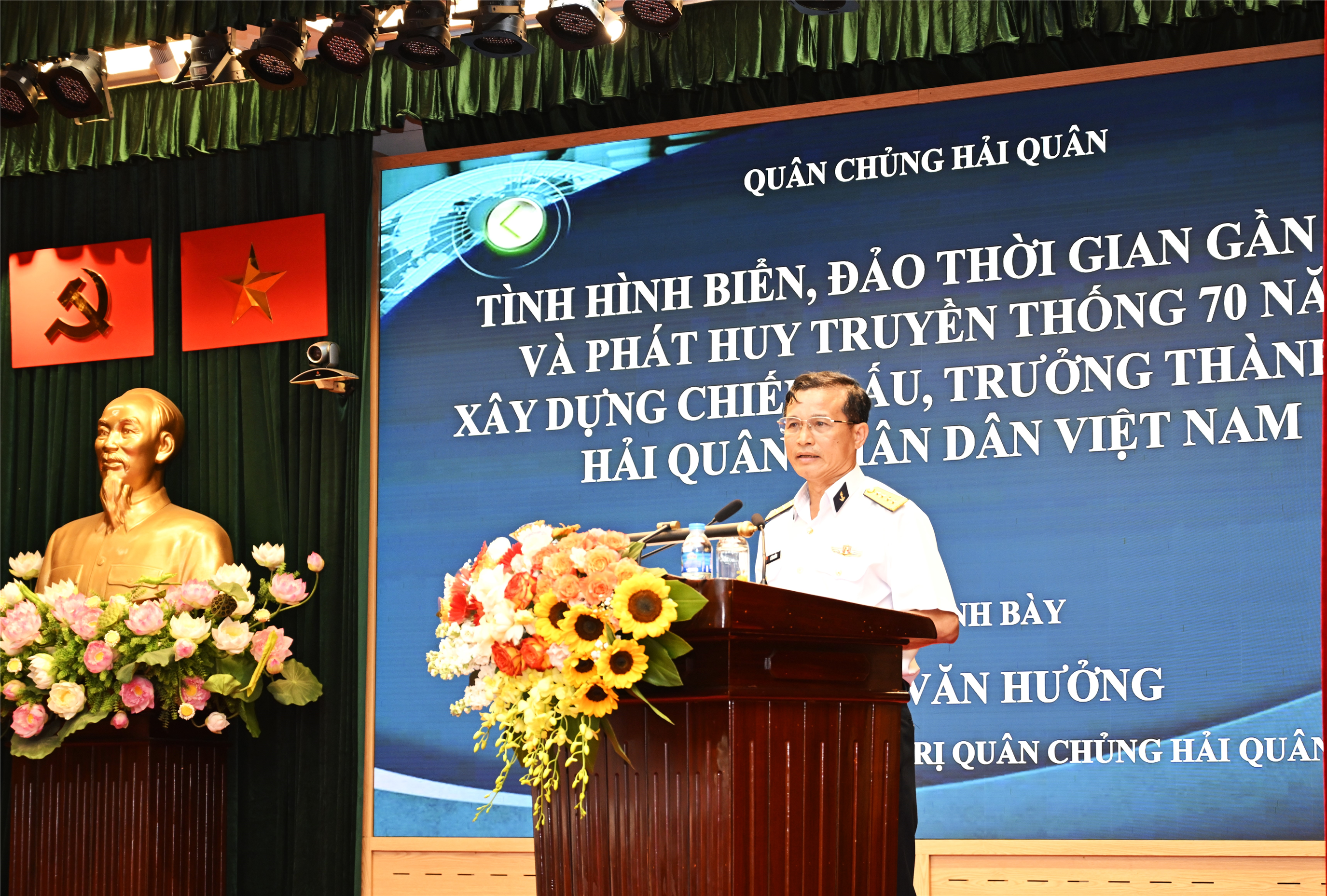 Đại tá Lê Văn Hưởng, Phó Chủ nhiệm Chính trị Hải quân thông tin về chuyên đề: “Tình hình biển, đảo thời gian gần đây; chủ trương, giải pháp của Việt Nam trong thời gian tới”
