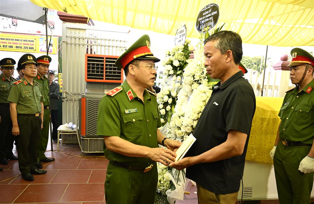 Thứ trưởng Nguyễn Văn Long trao hỗ trợ đối với gia đình đồng chí Nguyễn Đăng Khải.