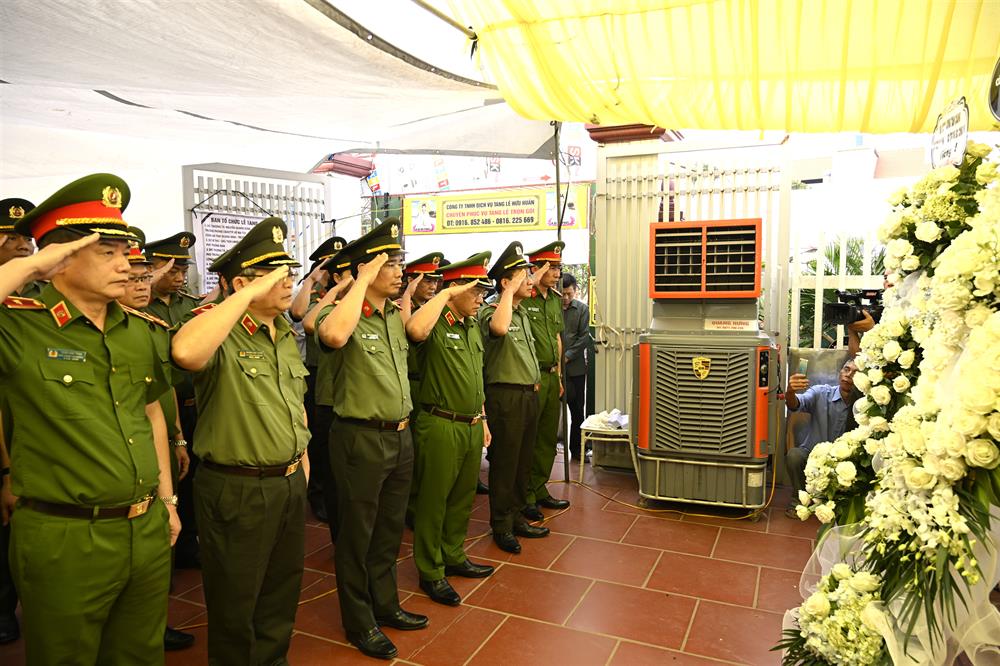 Thứ trưởng Nguyễn Văn Lòng cùng Đoàn công tác Bộ Công an viếng đồng chí Nguyễn Đăng Khải.