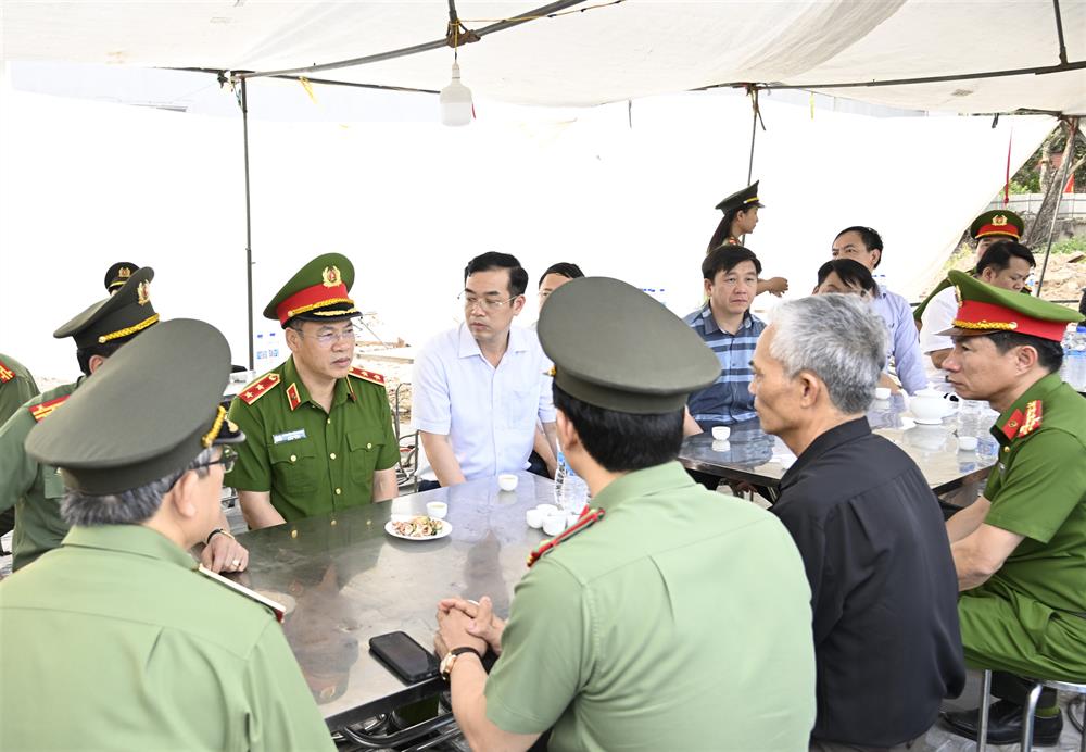 Thứ trưởng Nguyễn Văn Long thăm hỏi, động viên thân nhân gia đình đồng chí Nguyễn Đăng Khải.