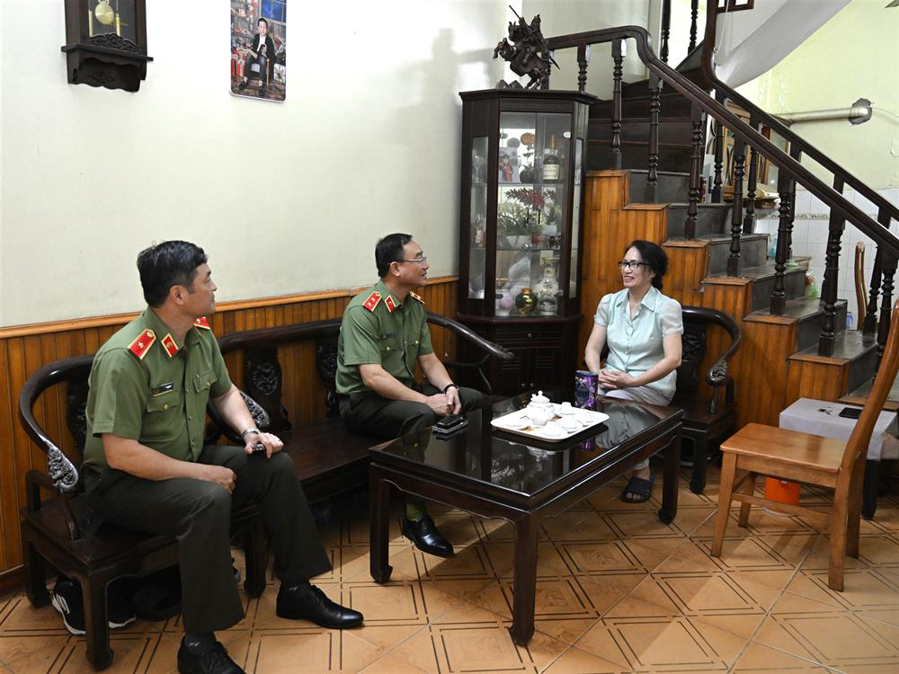 Thứ trưởng Phạm Thế Tùng thăm hỏi thân nhân gia đình cố Thứ trưởng Lê Quốc Thân.