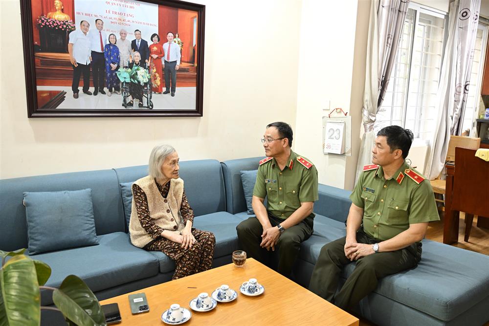 Thứ trưởng Phạm Thế Tùng thăm hỏi thân nhân gia đình cố Thứ trưởng Nguyễn Minh Tiến.
