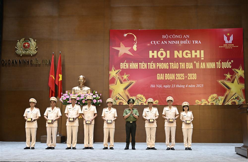 Thiếu tướng Hoàng Văn Hà trao thưởng cho các tập thể, cá nhân điển hình tiên tiến.