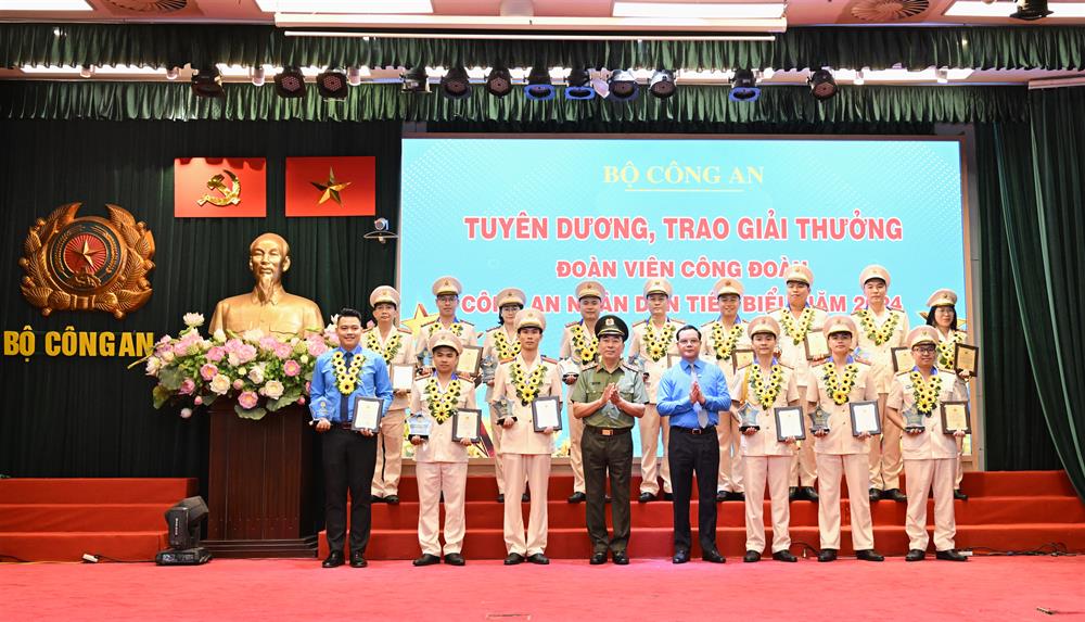 Thứ trưởng Trần Quốc Tỏ và Chủ tịch Tổng Liên đoàn Lao động Việt Nam Nguyễn Đình Khang trao Giải thưởng "Đoàn viên Công đoàn CAND tiêu biểu" cho các cá nhân có thành tích xuất sắc trong các lĩnh vực công tác.