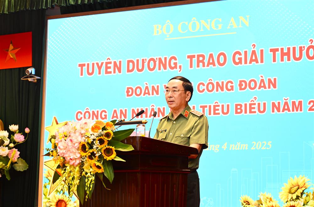 Thứ trưởng Trần Quốc Tỏ phát biểu tại buổi Lễ.