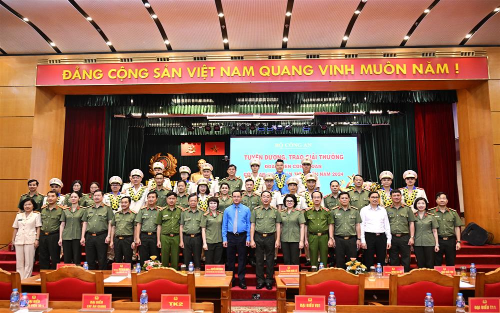 Các đại biểu dự Hội nghị.