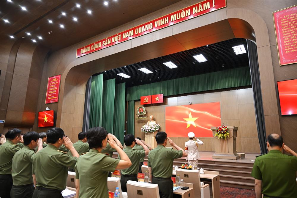 Các đại biểu thực hiện nghi thức chào cờ tại Hội nghị. 
