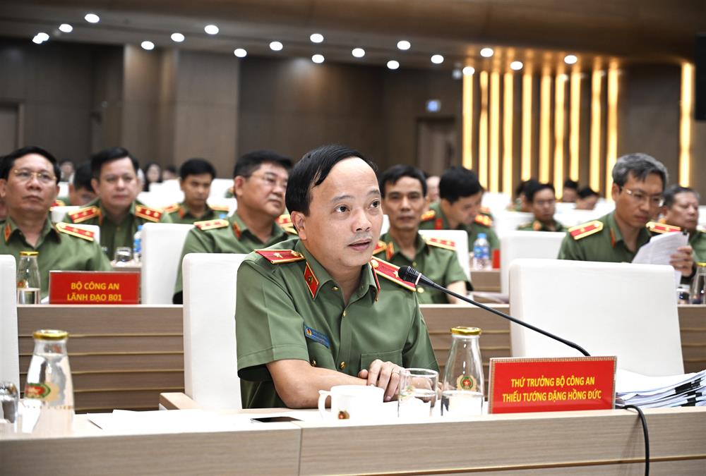 Thứ trưởng Đặng Hồng Đức điều hành tham luận tại Hội nghị. 