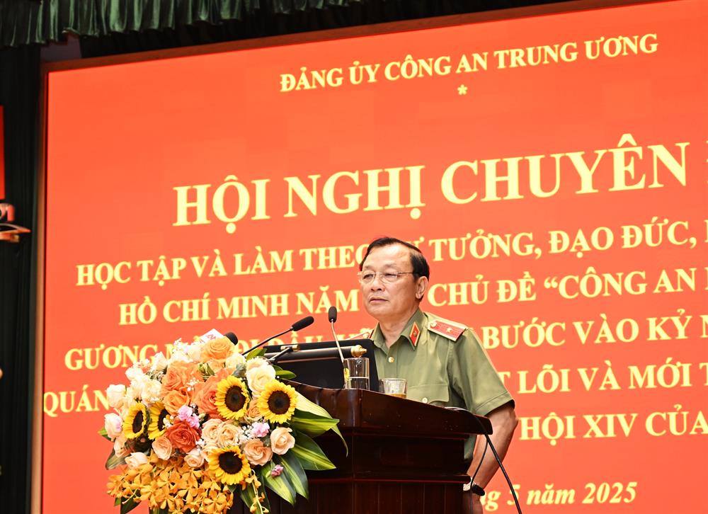 Thiếu tướng Đặng Ngọc Bách phát biểu tại hội nghị.