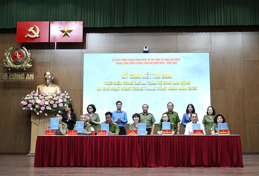 đại diện Công an các đơn vị, địa phương trong lực lượng CAND đã ký cam kết thi đua thực hiện công tác ATVSLĐ và các hoạt động trong Tháng Công nhân năm 2025.