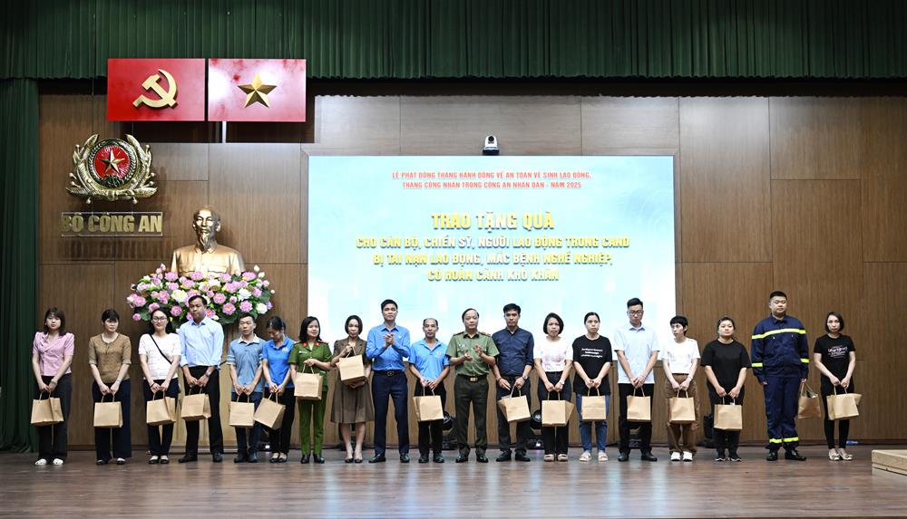 Thứ trưởng Đặng Hồng Đức, Phó Chủ tịch Tổng Liên đoàn Lao động Việt Nam Ngọ Duy Hiểu trao quà tặng cán bộ, chiến sĩ, người lao động trong CAND bị tai nạn lao động, mắc bệnh nghề nghiệp, có hoàn cảnh khó khăn.