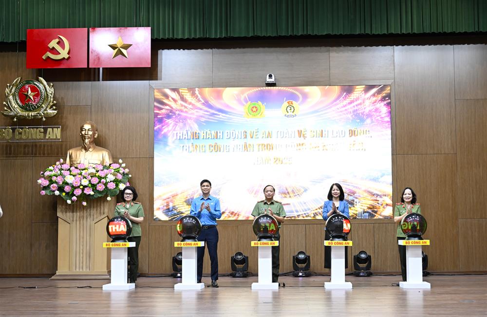 Các đại biểu bấm nút phát động Tháng hành động về ATVSLĐ, Tháng Công nhân năm 2025.