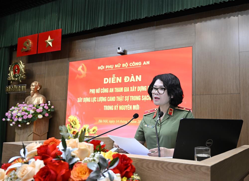Thiếu tướng Ngô Hoài Thu phát biểu khai mạc diễn đàn.