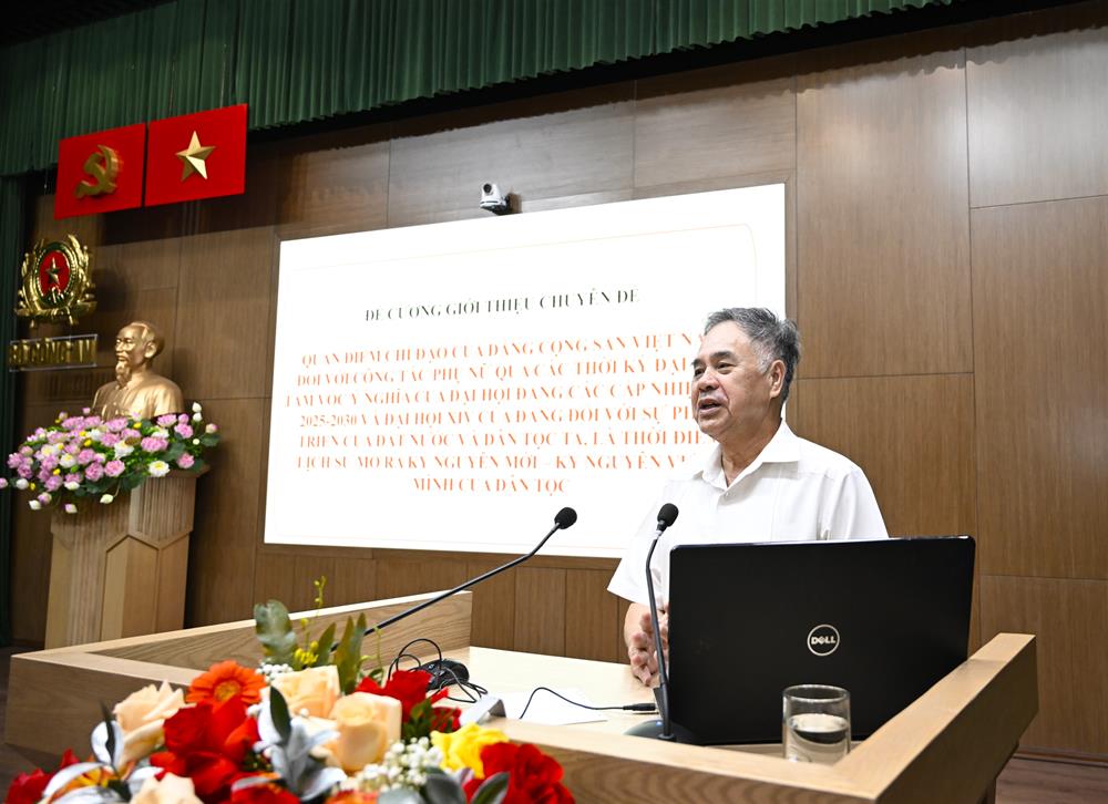 PGS.TS Nguyễn Viết Thông truyền đạt chuyên đề tại diễn đàn.