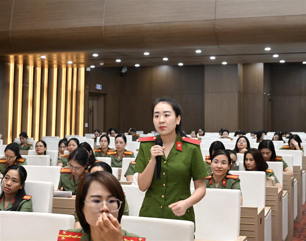 Các đại biểu thảo luận tại diễn đàn.