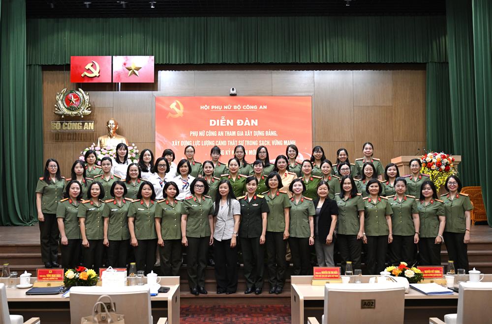 Các đại biểu dự diễn đàn.