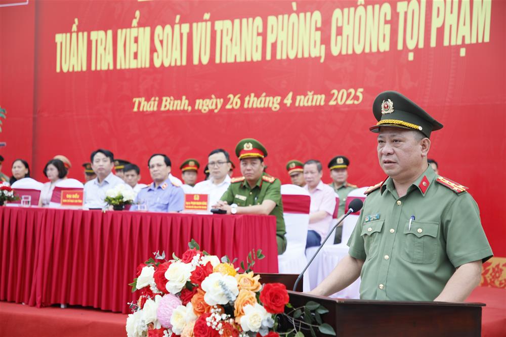 Đại tá Trần Xuân Ánh, Giám đốc Công an tỉnh phát lệnh toàn lực lượng Công an tỉnh ra quân tuần tra, kiểm soát vũ trang phòng chống tội phạm.