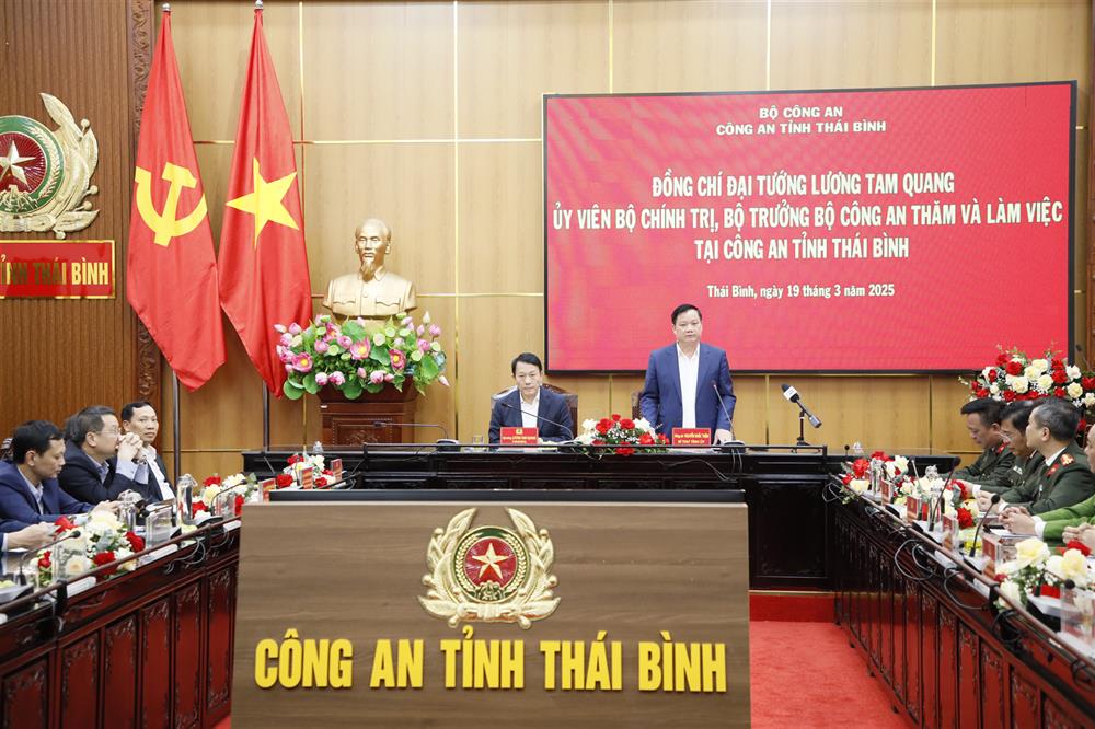 Bí thư Tỉnh ủy Nguyễn Khắc Thận phát biểu tại buổi làm việc.