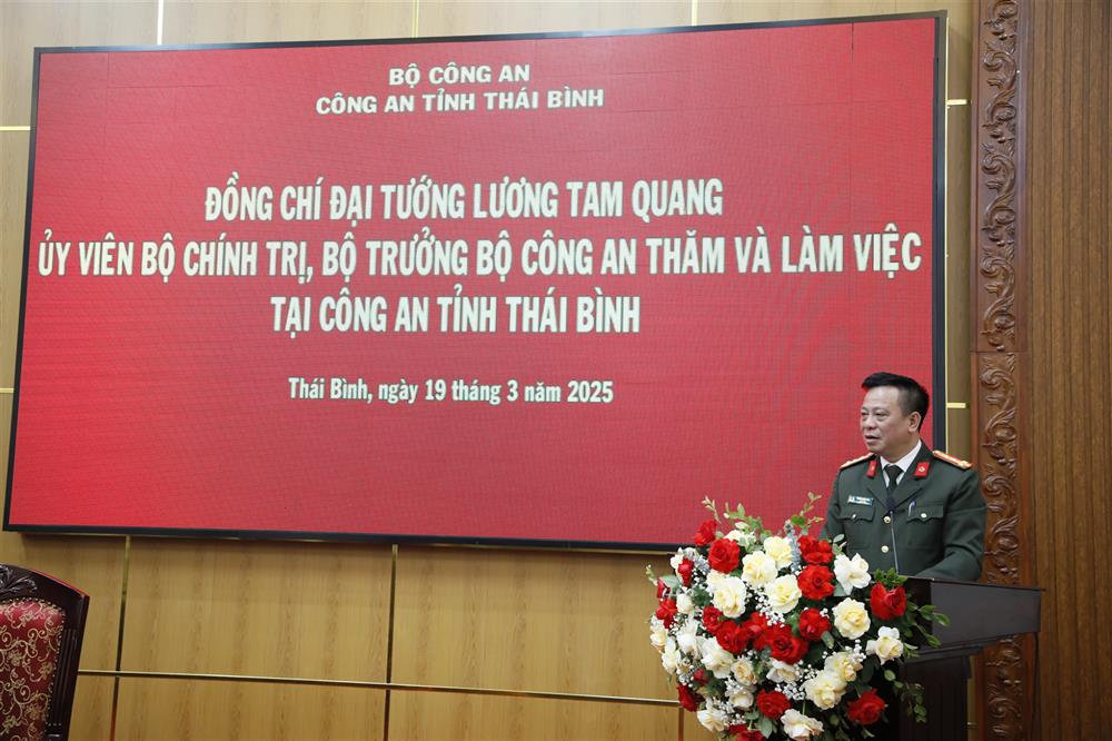 Đại tá Trần Xuân Ánh, Giám đốc Công an tỉnh Thái Bình báo cáo tại buổi làm việc.