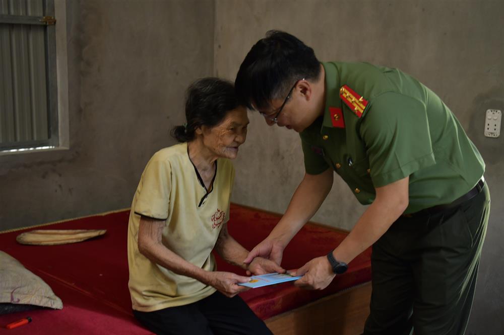 Lãnh đạo Công an tỉnh tặng quà cho gia đình bà Phạm Thị Lý.