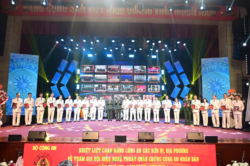 Thứ trưởng Trần Quốc Tỏ và Giám đốc Công an TP Hải Phòng trao Biểu trưng lưu niệm tặng các đoàn nghệ thuật tham gia Hội diễn.