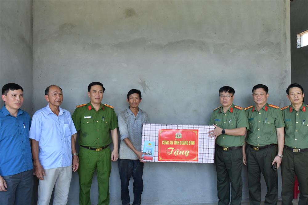 Trao tặng quà gia đình anh Hồ Văn Quân, ở xã Kim Hóa, huyện Tuyên Hóa.
