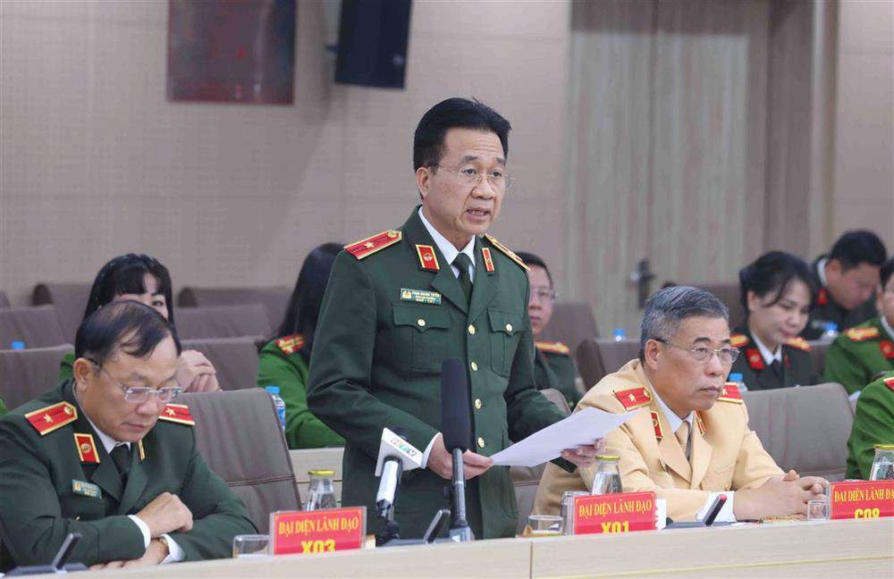 Đại diện lãnh đạo Cục Tổ chức cán bộ trả lời câu hỏi của báo chí.