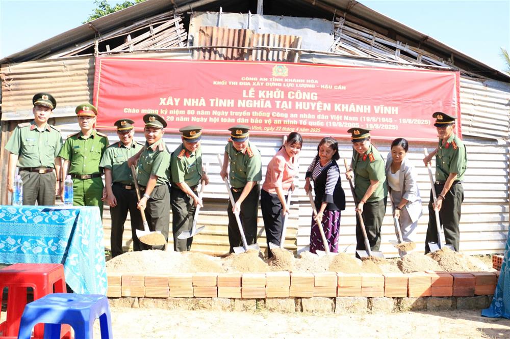Khởi công xây nhà mới cho gia đình bà Ca Thị Hiền ở xã Cầu Bà.