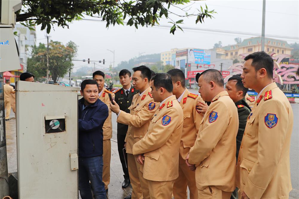 Cán bộ, chiến sĩ Cảnh sát giao thông trực tiếp tham gia vận hành, khai thác, sử dụng, điều chỉnh chu kỳ đèn tín hiệu giao thông tại một số nút giao thông trên địa bàn thành phố Yên Bái.